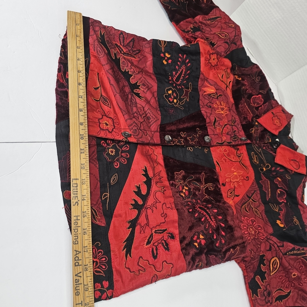 Chico's Red and Black Patterned Jacketvintage, dating its production to the 80s - Picture 11 of 15